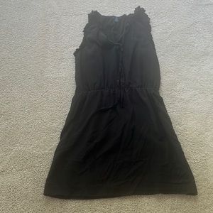 A comfortable, flowery, summer black dress from gap with pockets.